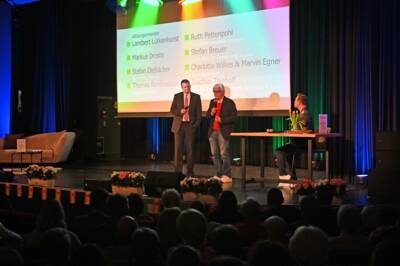 Altbürgermeister Lambert Lütkenhorst (Mitte) sprach bei der Gala für das Ehrenamt in diesem Jahr über die Arbeit der Jury, die auch in 2025 die Preisträger auswählen wird. Zuvor sind Bürgerinnen und Bürger aufgerufen, Vorschläge einzureichen. 