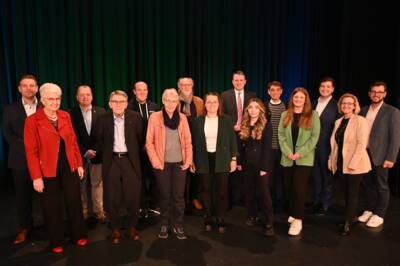 Sponsoren und geehrte Personen der Gala für das Ehrenamt 2024 (v.l.) Alexander Höll (Stiftsquelle), Ursula Buberl (Preisträgerin aus 2023), Ralf Schmalenbeck (Coca Cola Dorsten), Werner Schott, Claas Schneider, Margarethe Matschinsky, Bernd Saalfeld, Alina Haarnagell, Bürgermeister Tobias Stockhoff, Neslihan Keven, Frank Hesse, Lea Marie Witteberg, Oliver Göttlich (Sparkasse Vest), Claudia Michel (Sag JA! zu Dorsten) und Björn Wesler (Sag JA! zu Dorsten). 